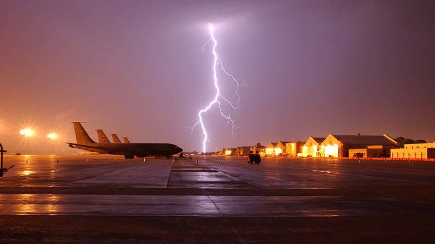 How are planes protected from lightning strikes? Times Knowledge India