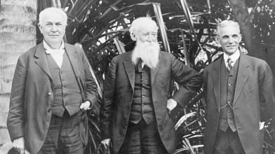 Thomas Edison (left) and Henry Ford (far right)