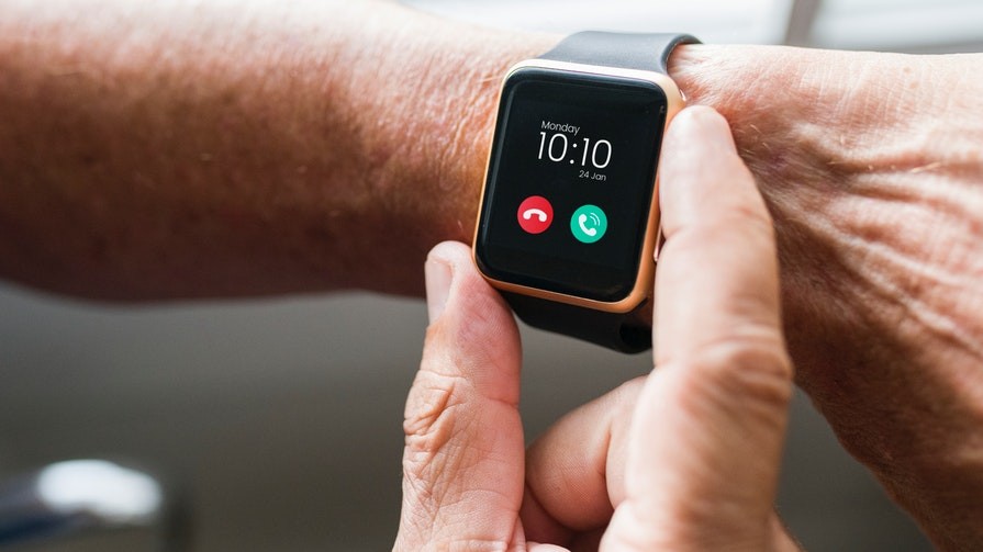 Does Your Apple Watch Tell Correct Time? | Times Knowledge India